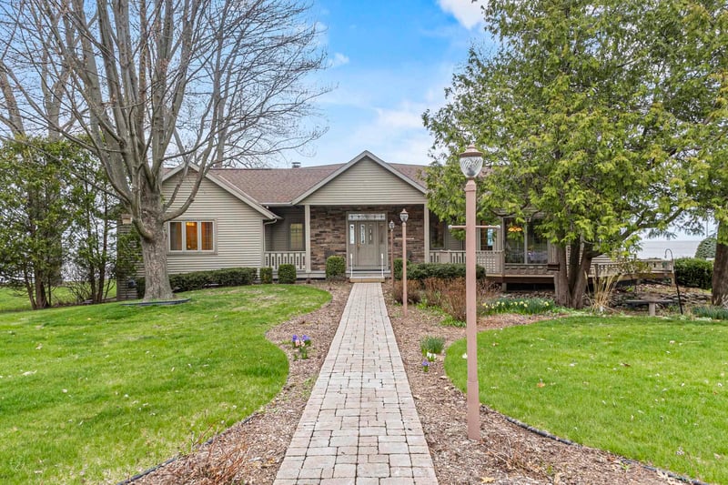 6051 Sunset Shores Rd, Luxemburg, WI 54217