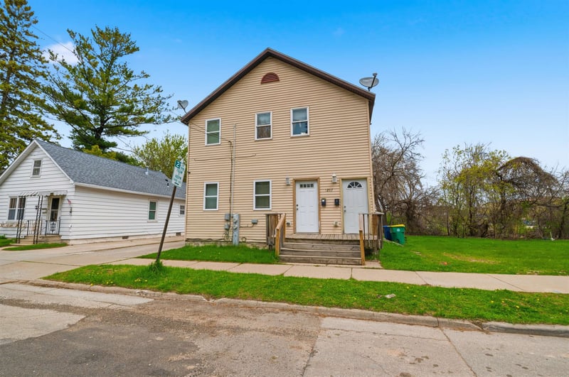1217 St Clair St, Green Bay, WI 54301
