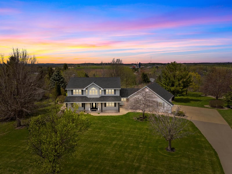 W8078 Hillcrest Ct, Hortonville, WI 54944