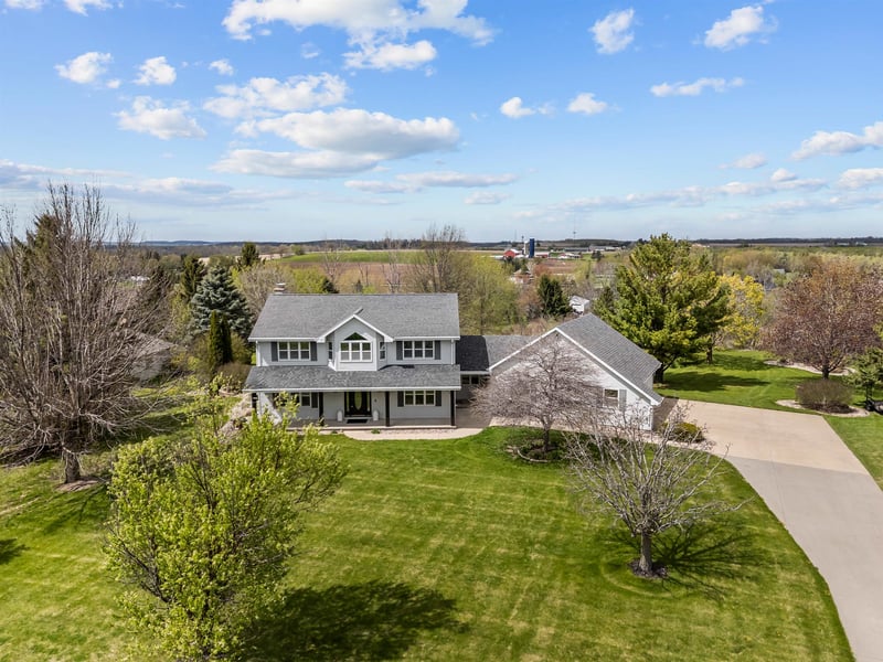 W8078 Hillcrest Ct, Hortonville, WI 54944