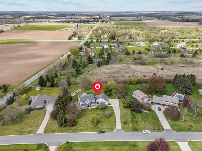 W8078 Hillcrest Ct, Hortonville, WI 54944