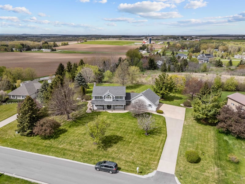 W8078 Hillcrest Ct, Hortonville, WI 54944