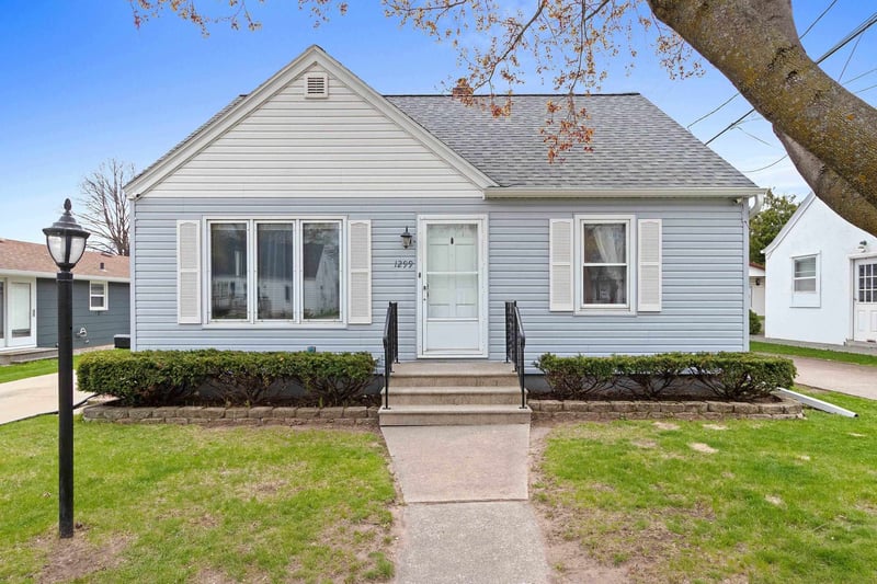 1299 Desnoyers St, Green Bay, WI 54303