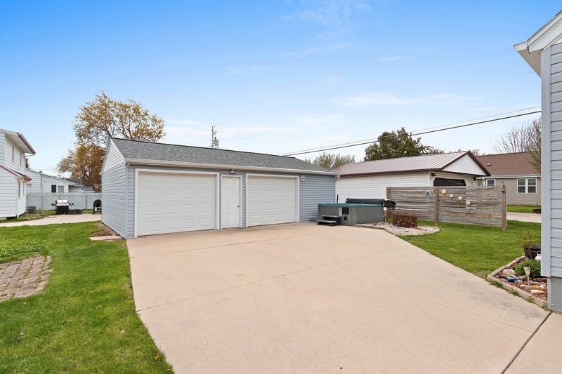 1299 Desnoyers St, Green Bay, WI 54303
