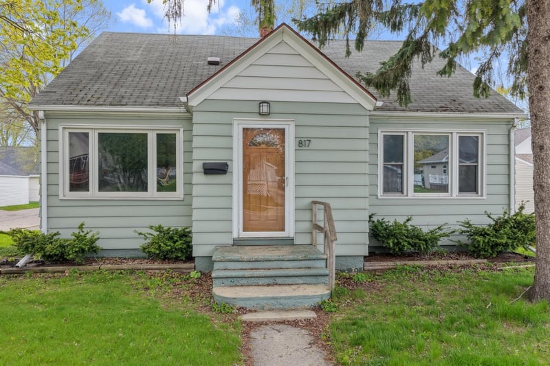 817 Henry St, Green Bay, WI 54302-2927