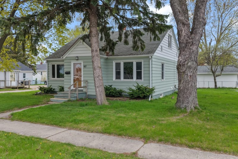 817 Henry St, Green Bay, WI 54302-2927