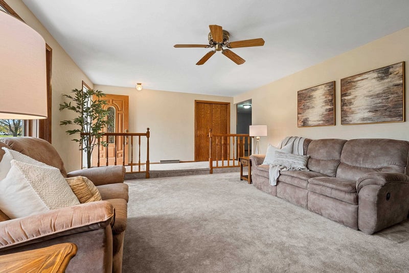 2504 Stonegate Dr, Suamico, WI 54313-8123