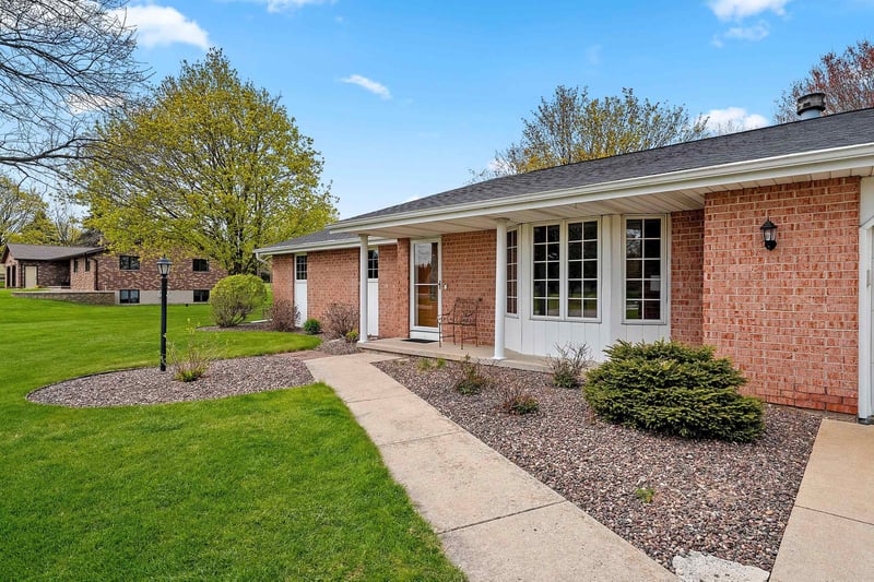 2504 Stonegate Dr, Suamico, WI 54313-8123