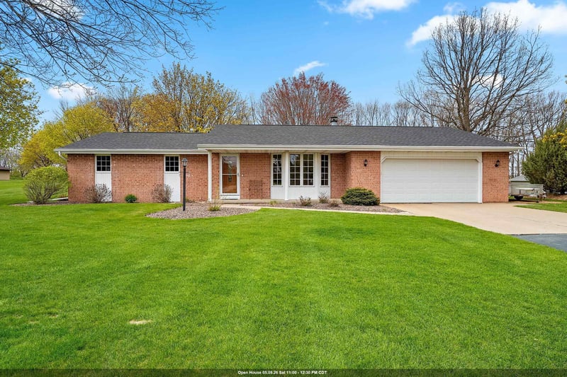 2504 Stonegate Dr, Suamico, WI 54313-8123