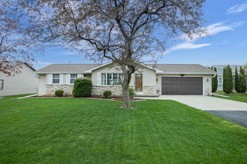 1260 Briarwood Dr, Menasha, WI 54952-2179