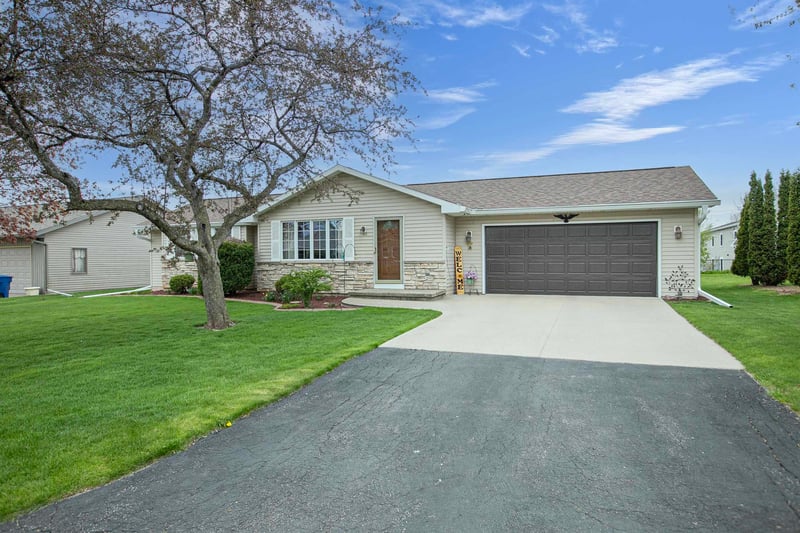 1260 Briarwood Dr, Menasha, WI 54952-2179