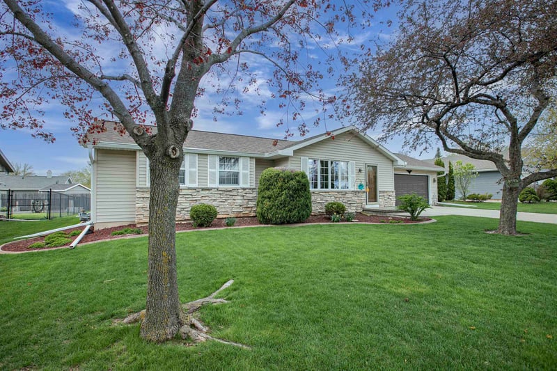 1260 Briarwood Dr, Menasha, WI 54952-2179