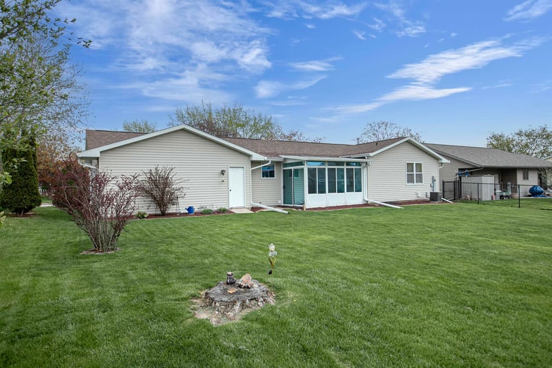1260 Briarwood Dr, Menasha, WI 54952-2179
