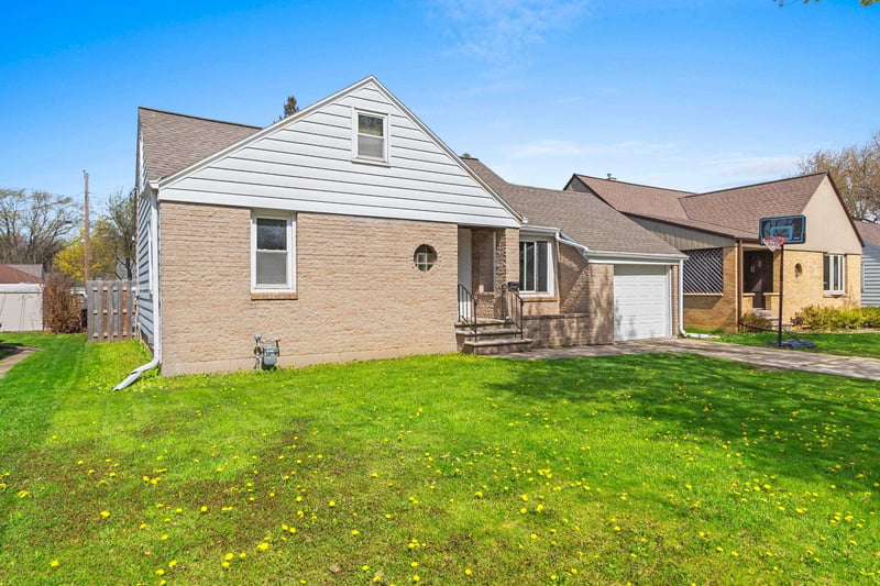 1012 Redwood Dr, Green Bay, WI 54304