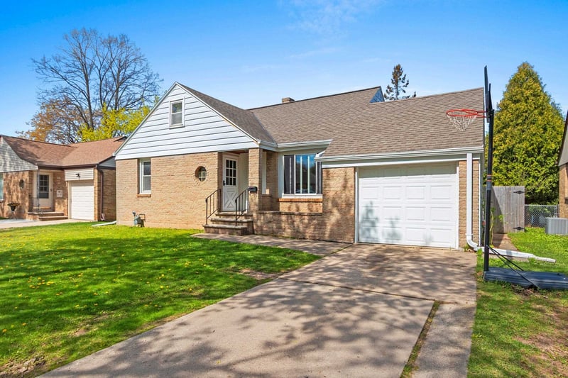 1012 Redwood Dr, Green Bay, WI 54304