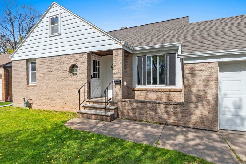 1012 Redwood Dr, Green Bay, WI 54304