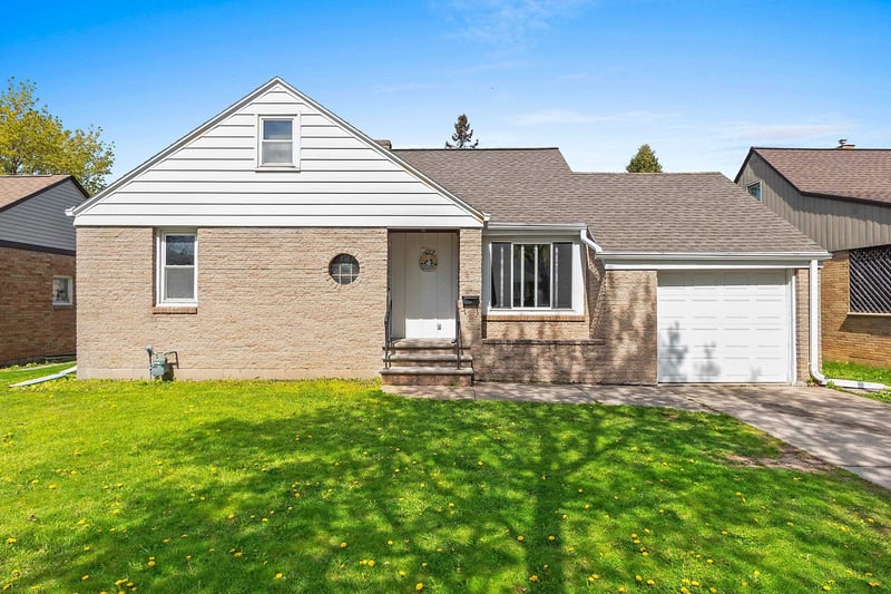 1012 Redwood Dr, Green Bay, WI 54304