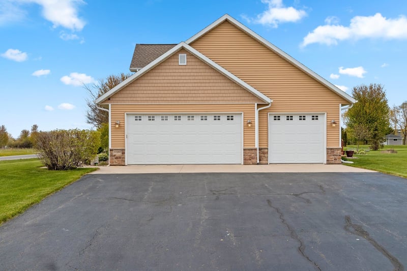 N1203 South Creek Dr, Greenville, WI 54942