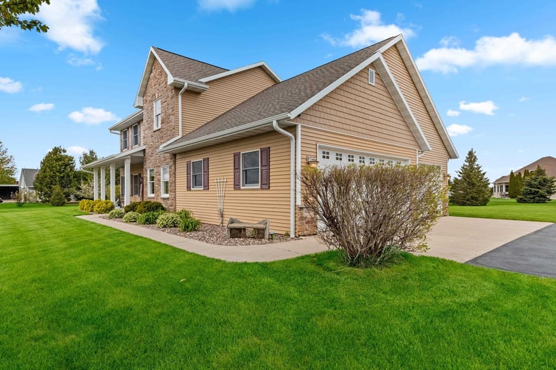 N1203 South Creek Dr, Greenville, WI 54942
