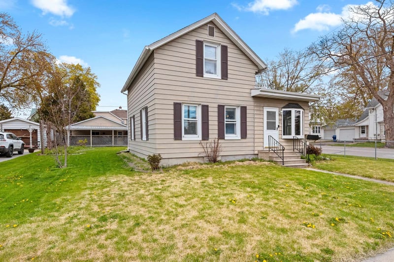 646 1st St, Menasha, WI 54952
