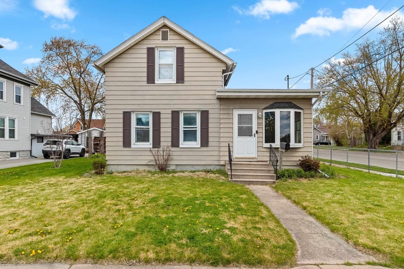 646 1st St, Menasha, WI 54952
