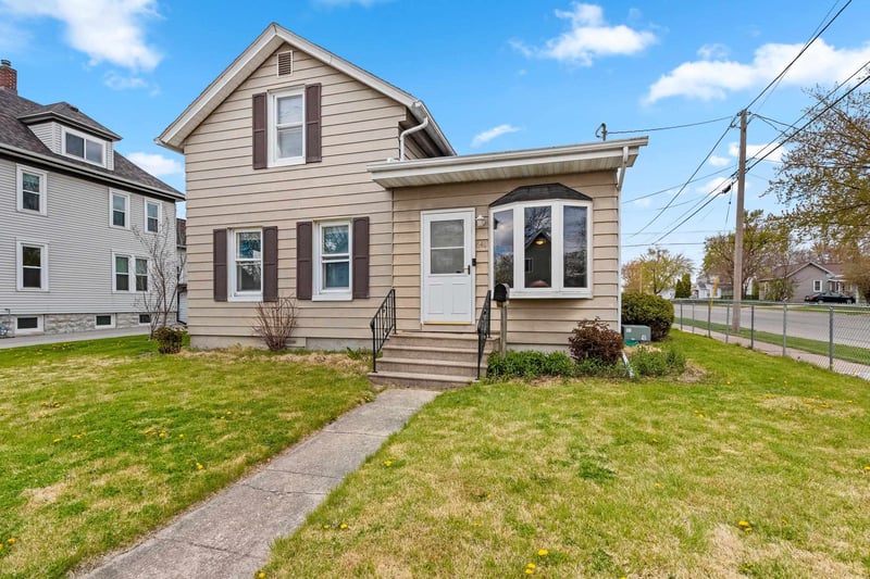 646 1st St, Menasha, WI 54952