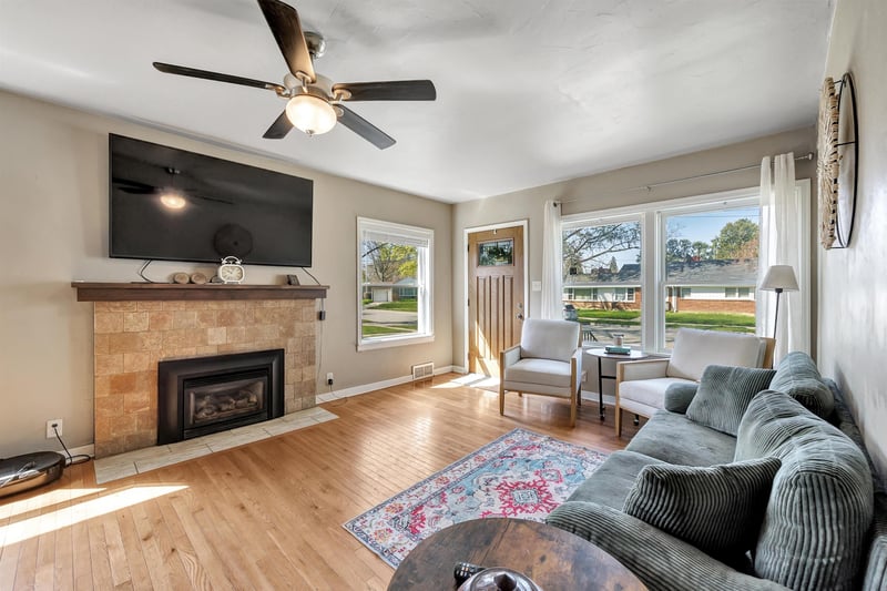 982 Holzer St, Green Bay, WI 54303