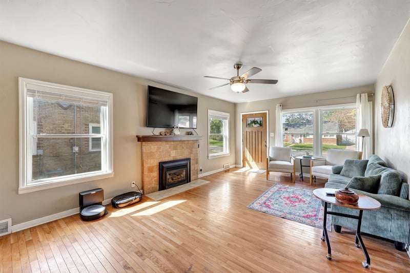 982 Holzer St, Green Bay, WI 54303