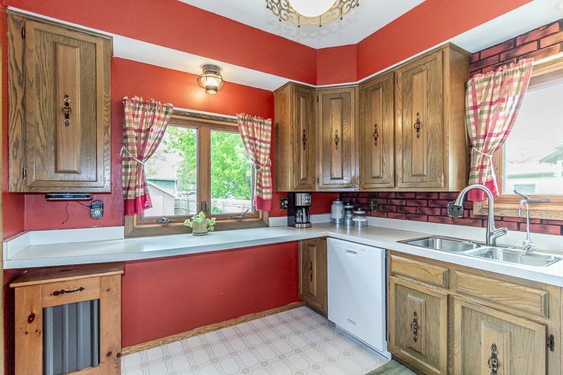 1002 Mill St, New London, WI 54961-1972