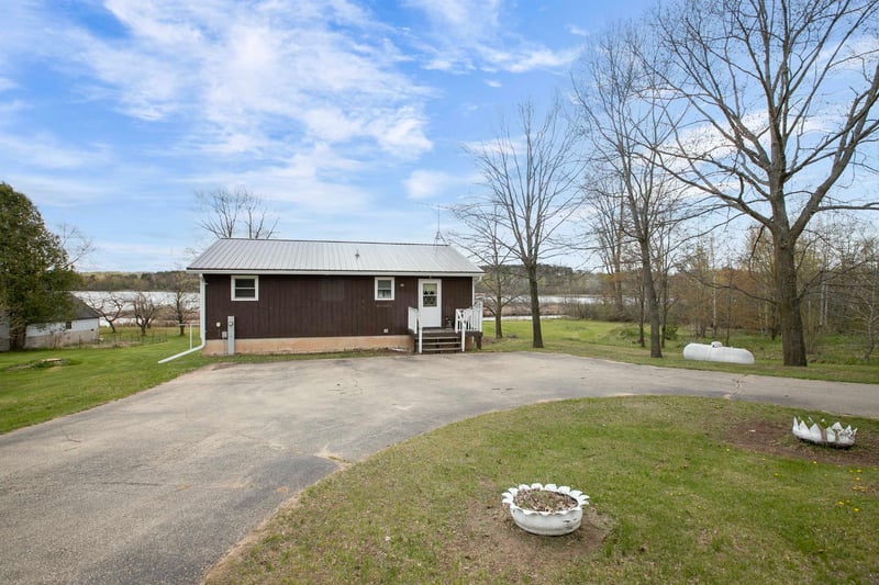 321 Lake Dr, Gresham, WI 54128