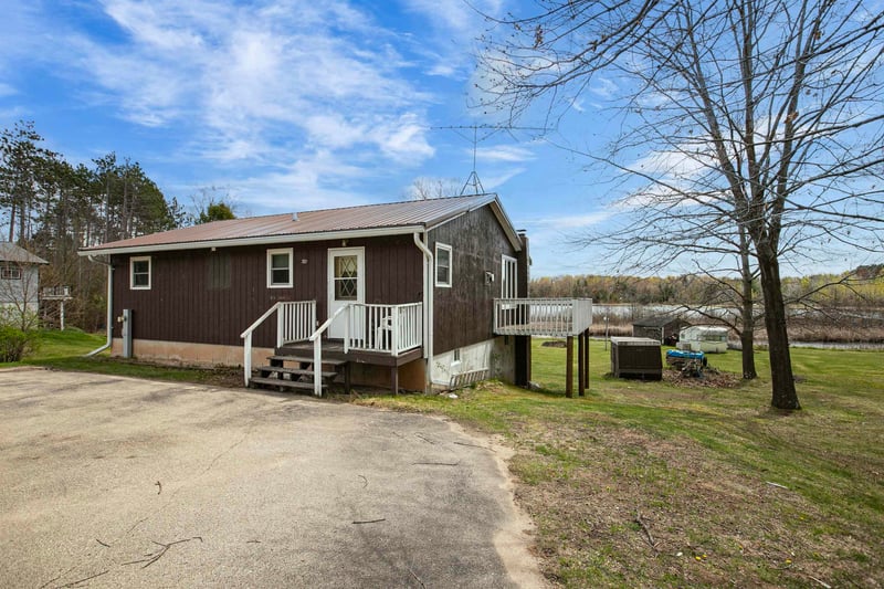 321 Lake Dr, Gresham, WI 54128