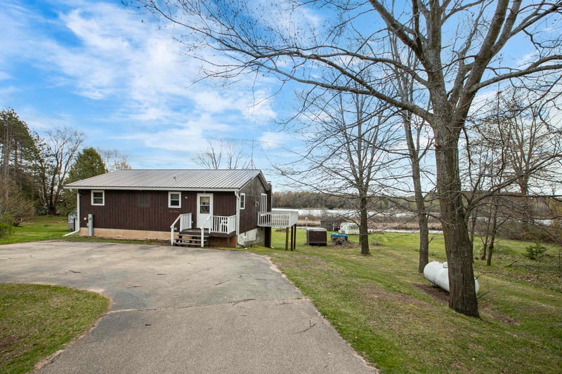 321 Lake Dr, Gresham, WI 54128