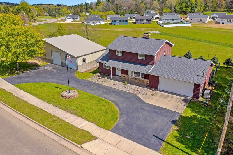 568 Nash St, Hortonville, WI 54944