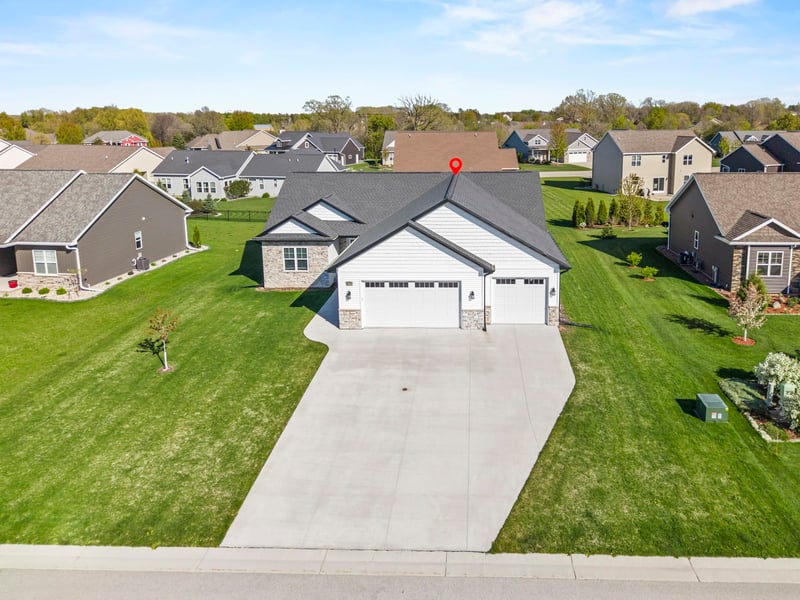 1983 Mimosa Ln, Neenah, WI 54956