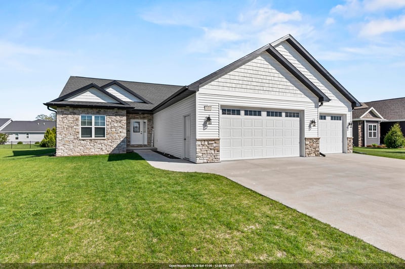 1983 Mimosa Ln, Neenah, WI 54956