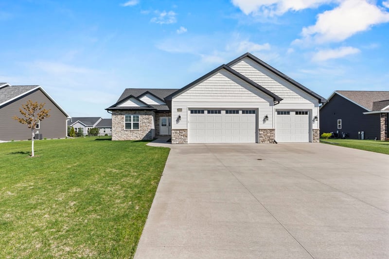 1983 Mimosa Ln, Neenah, WI 54956