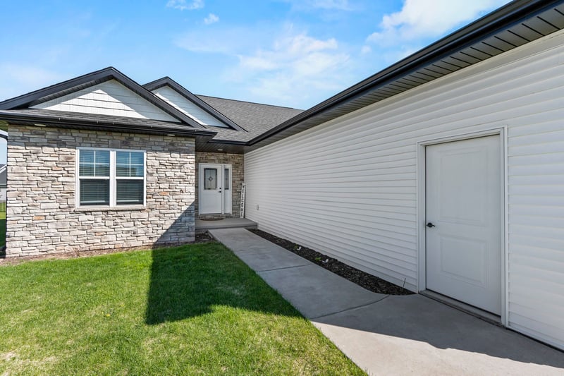 1983 Mimosa Ln, Neenah, WI 54956
