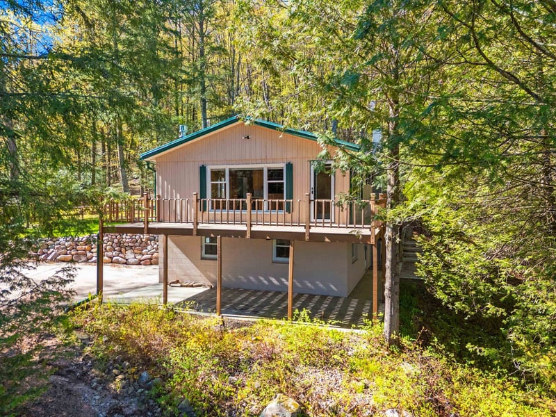 W11430 Riverside Rd, Marion, WI 54950