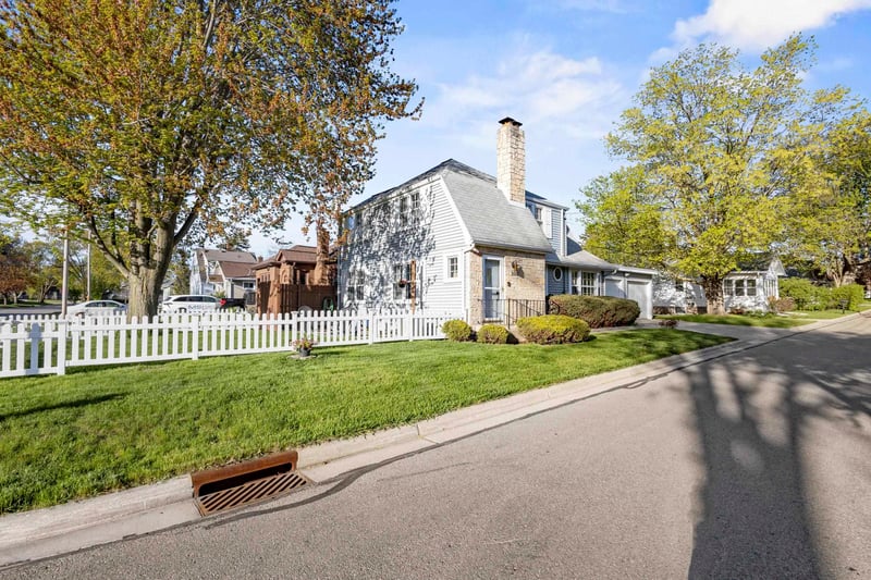 903 Allouez Pl, Green Bay, WI 54301