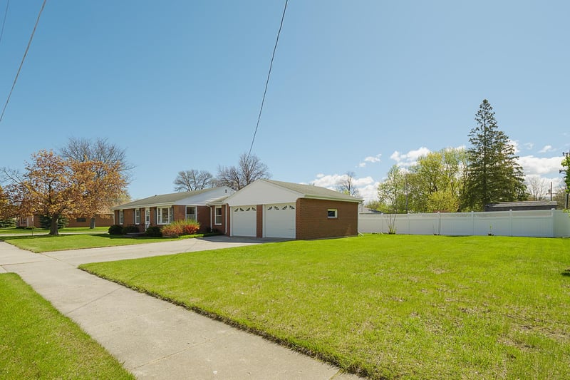 1013 Schwartz St, Green Bay, WI 54302-3121
