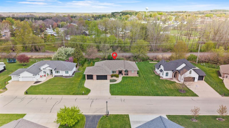 214 Brookwood Dr, Hortonville, WI 54944