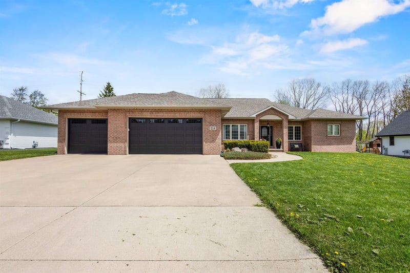 214 Brookwood Dr, Hortonville, WI 54944