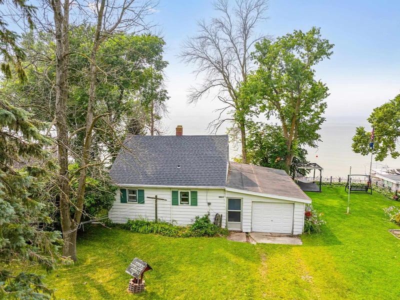 N9015 Debaker Ln, Luxemburg, WI 54217