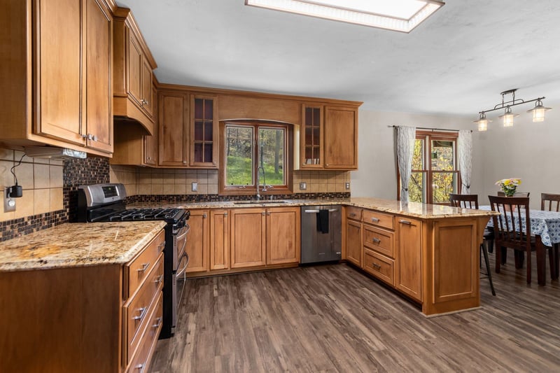 W9946 View Ridge Ln, New London, WI 54961