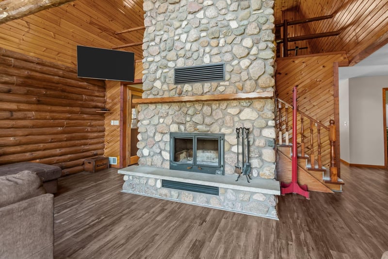 W9946 View Ridge Ln, New London, WI 54961