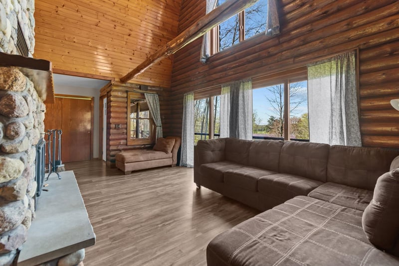 W9946 View Ridge Ln, New London, WI 54961