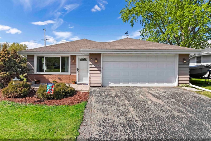 141 Stanley St, Neenah, WI 54956