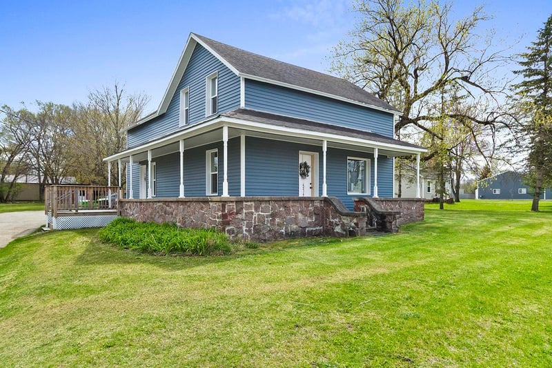 572 Green Bay Ave, Oconto Falls, WI 54154