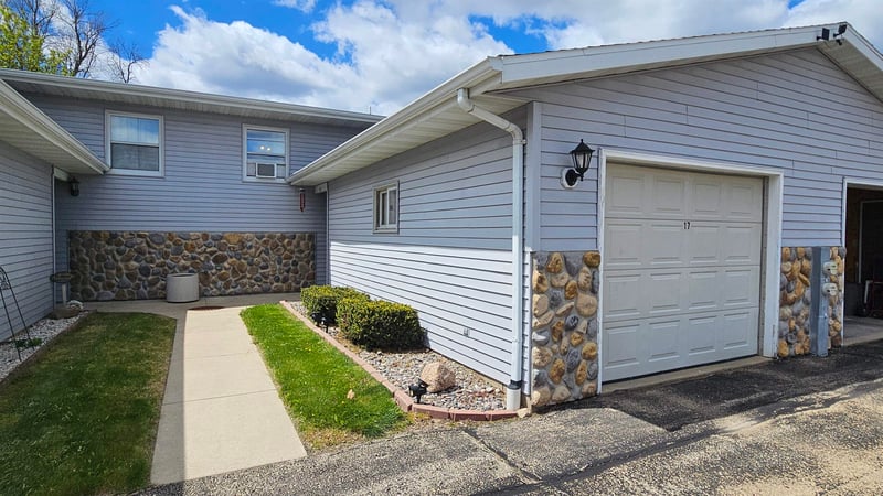 112 Hofman St #17, Cecil, WI 54111