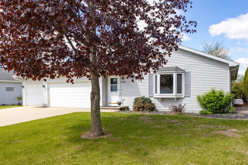 2140 Deer Prairie Dr, Neenah, WI 54956